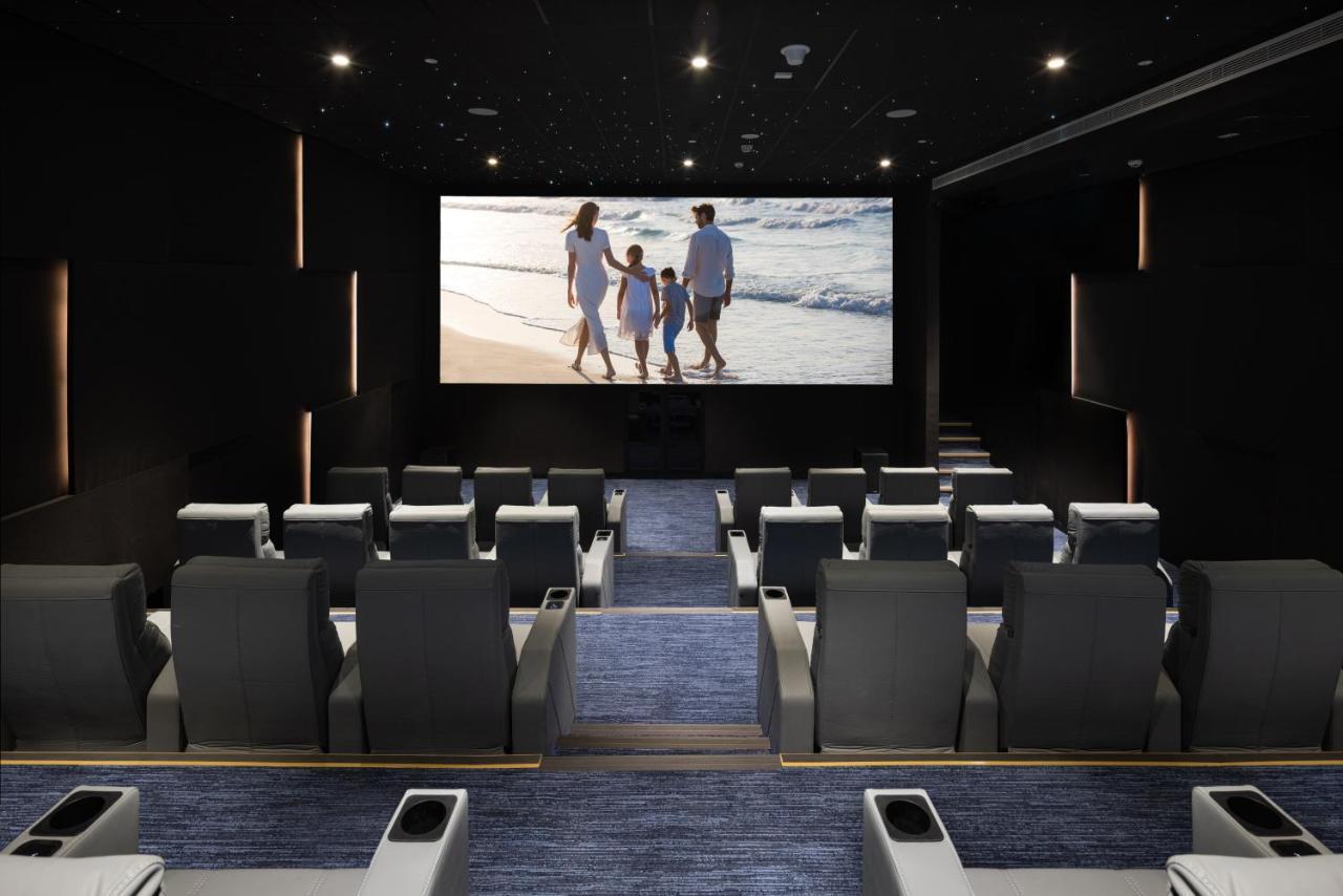 Jumeirah Gulf Of Bahrain マナーマ エクステリア 写真 The interior of a typical IMAX theatre