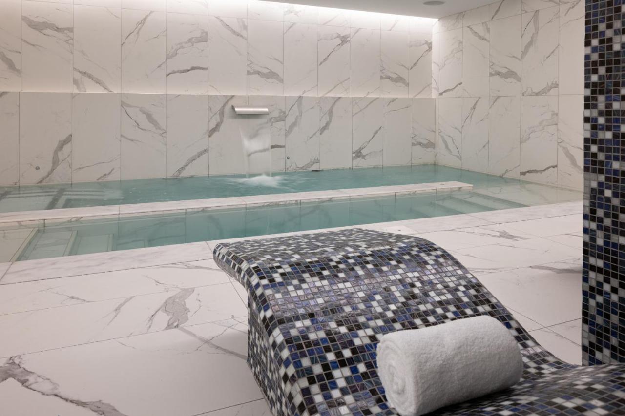 Jumeirah Gulf Of Bahrain マナーマ エクステリア 写真 A Turkish bath in a hotel in Istanbul