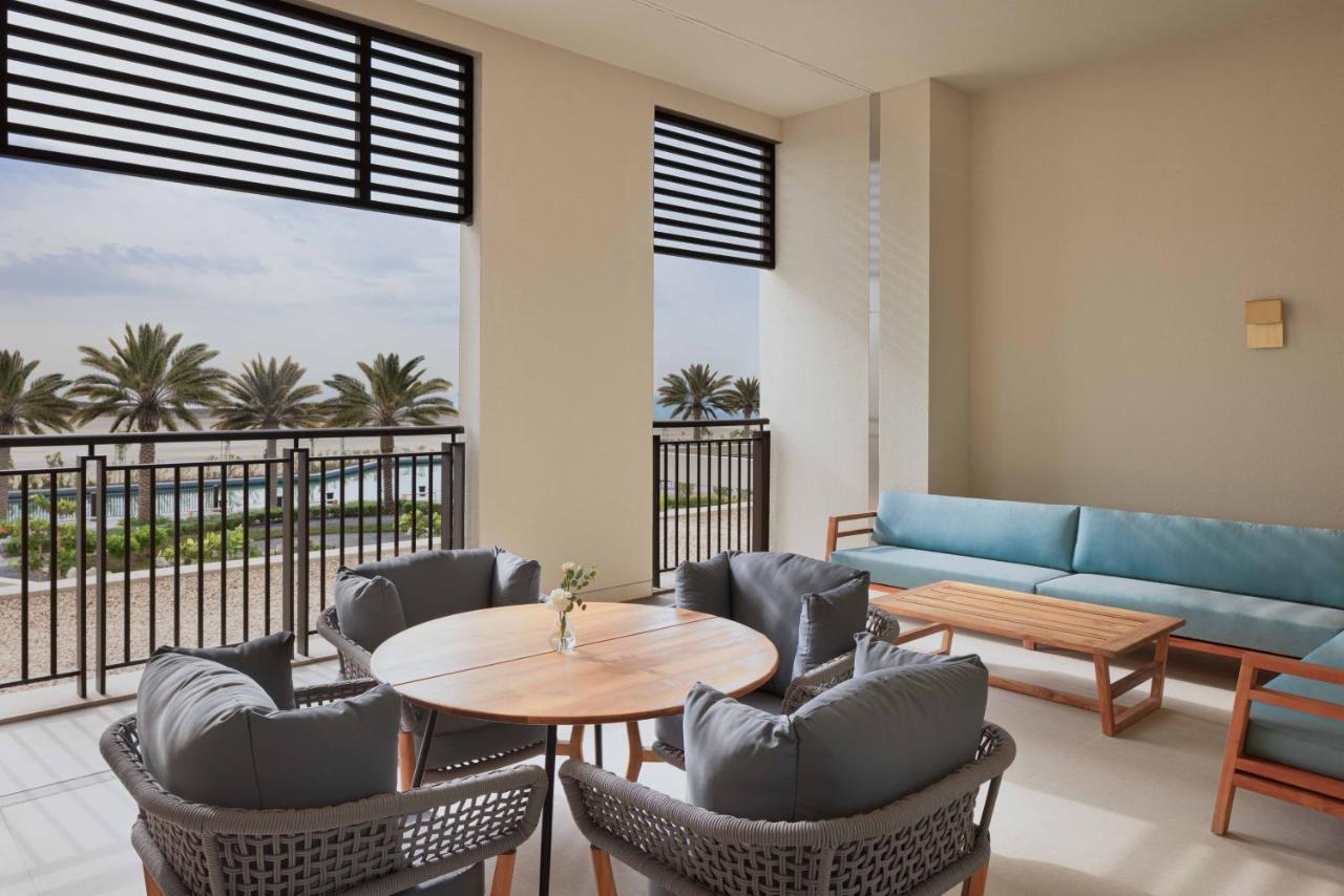Jumeirah Gulf Of Bahrain マナーマ エクステリア 写真 A balcony at the hotel