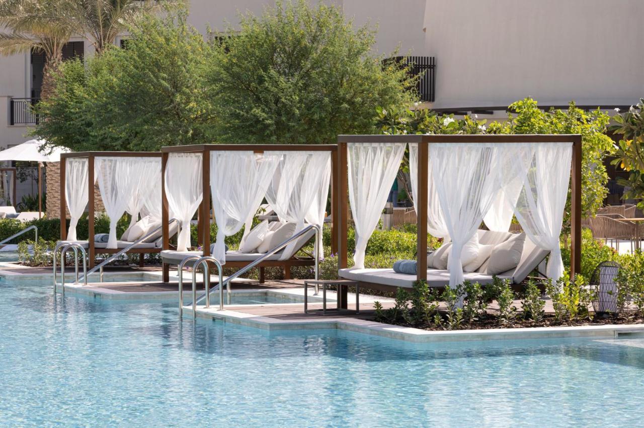 Jumeirah Gulf Of Bahrain マナーマ エクステリア 写真 The swimming pool at the hotel
