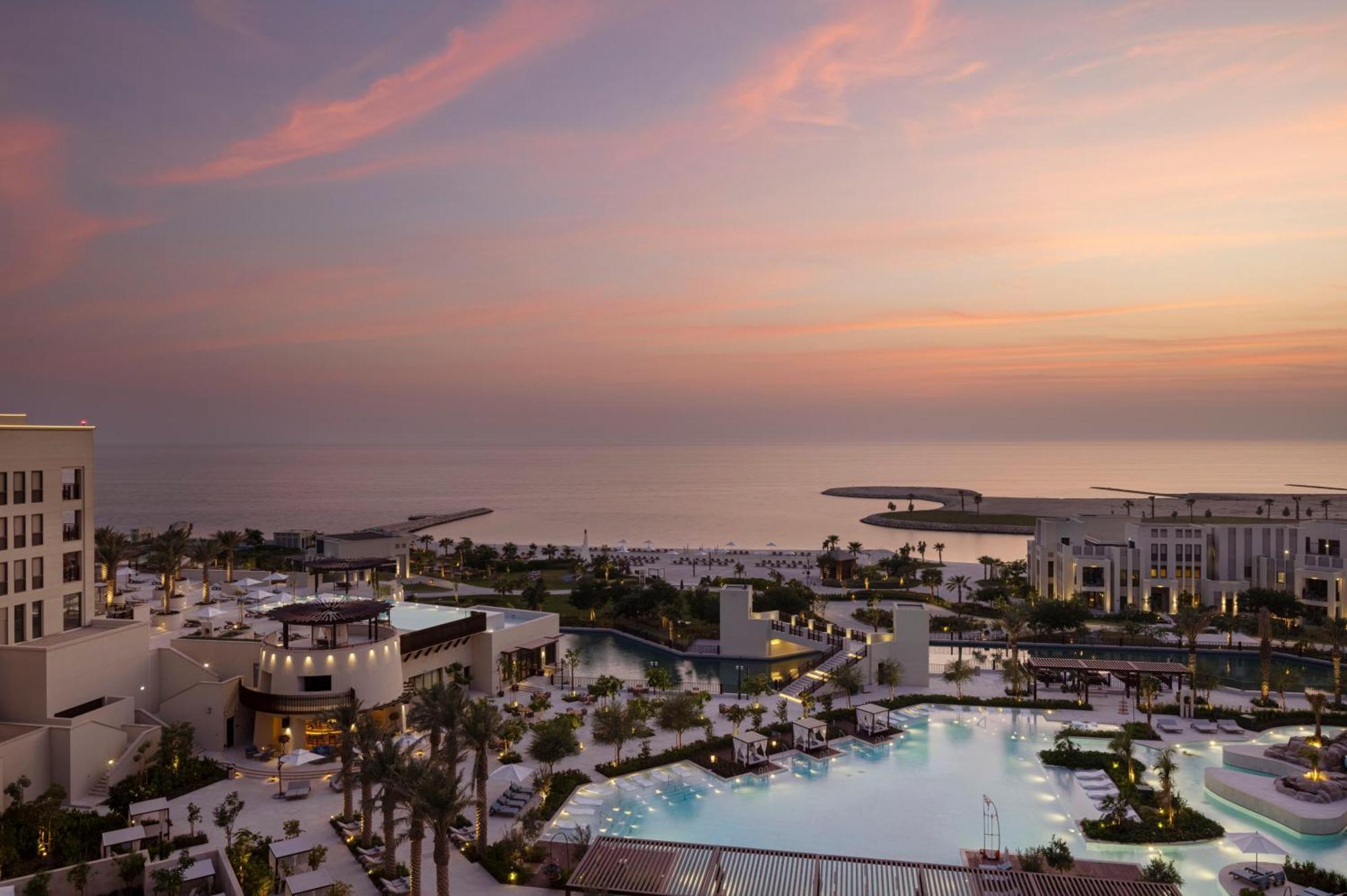 Jumeirah Gulf Of Bahrain マナーマ エクステリア 写真 The resort at sunset