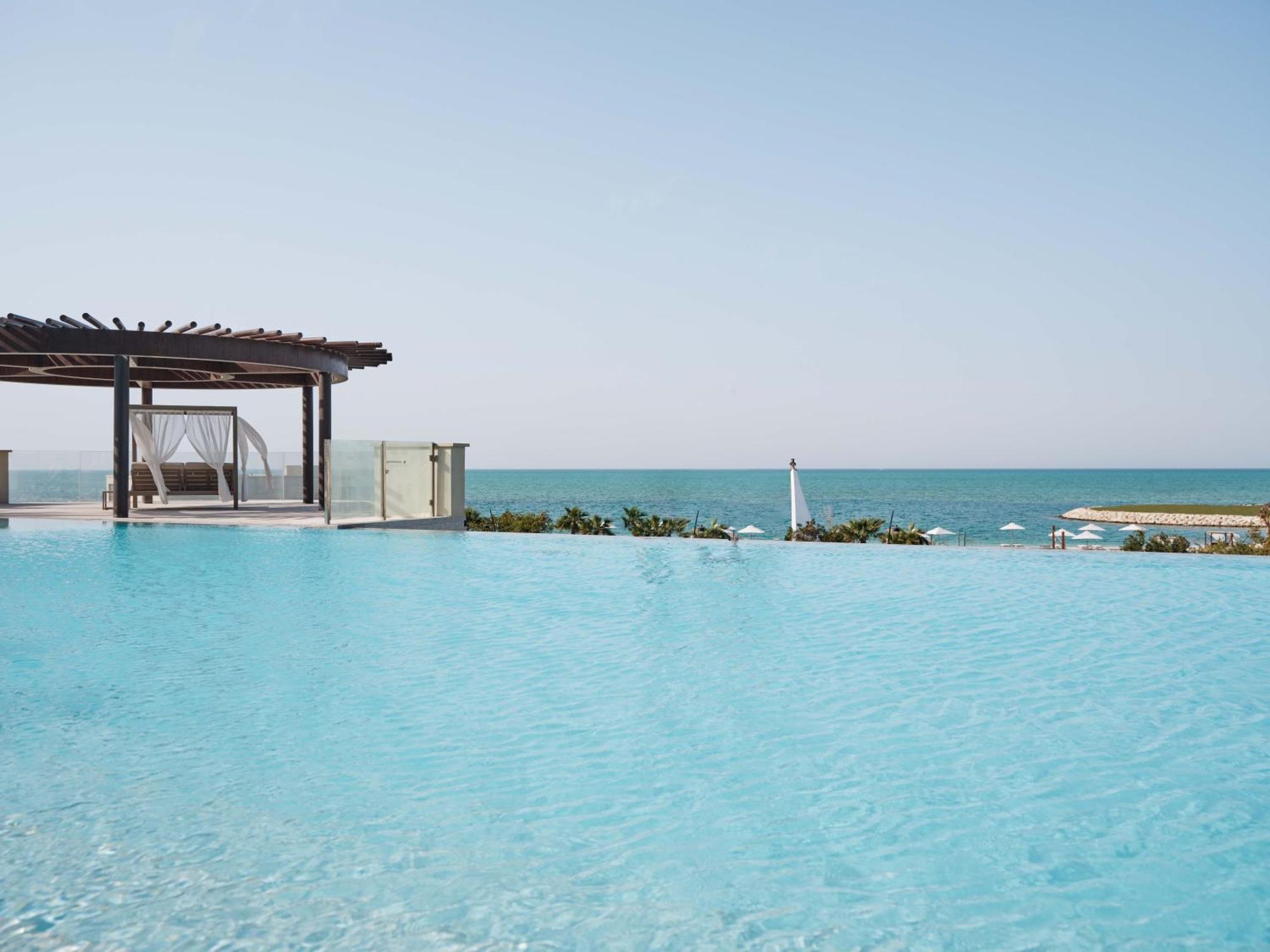 Jumeirah Gulf Of Bahrain マナーマ エクステリア 写真 Infinity pool at the Kempinski, Muscat