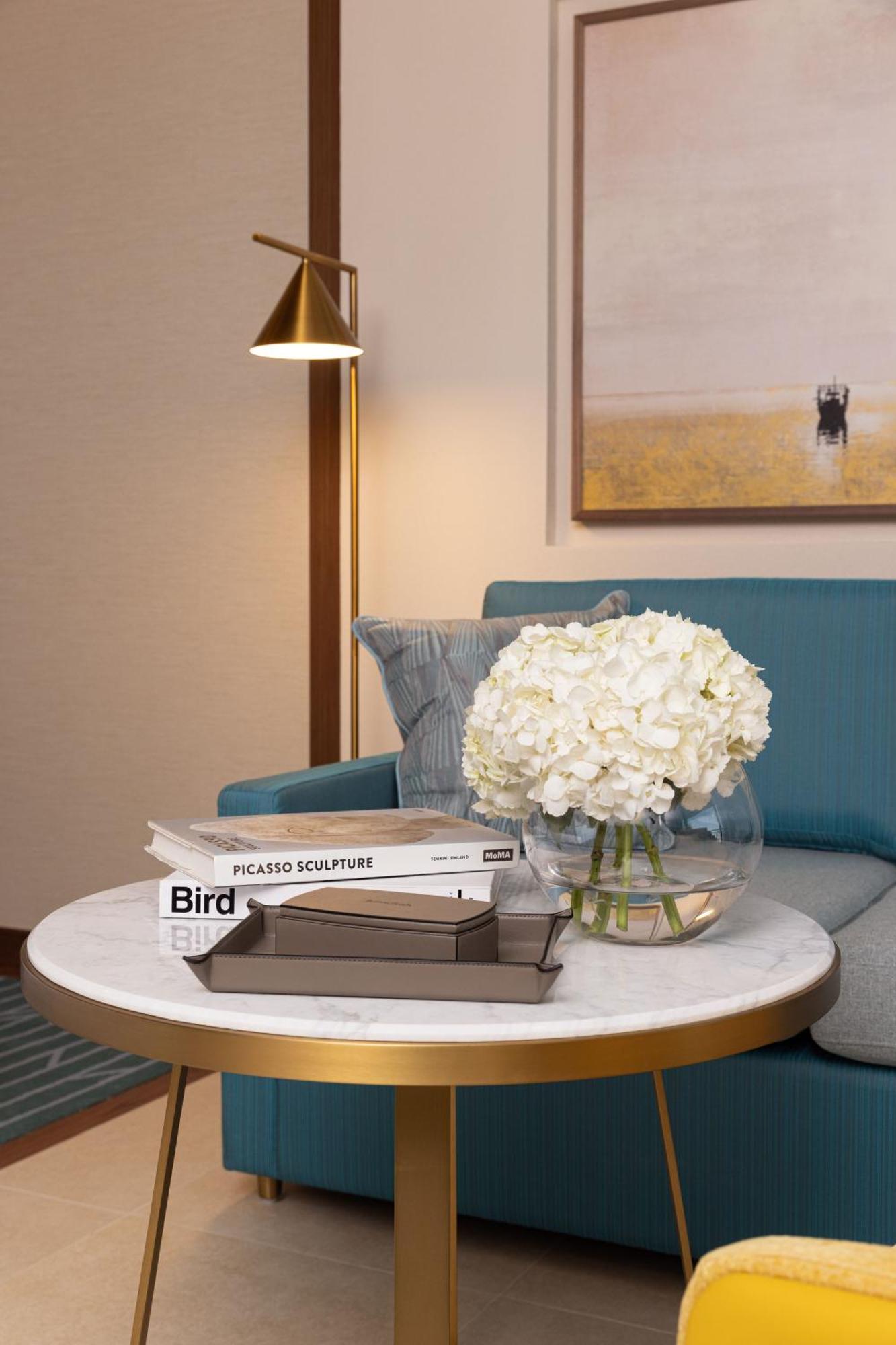 Jumeirah Gulf Of Bahrain マナーマ エクステリア 写真 A coffee table with a bouquet of flowers