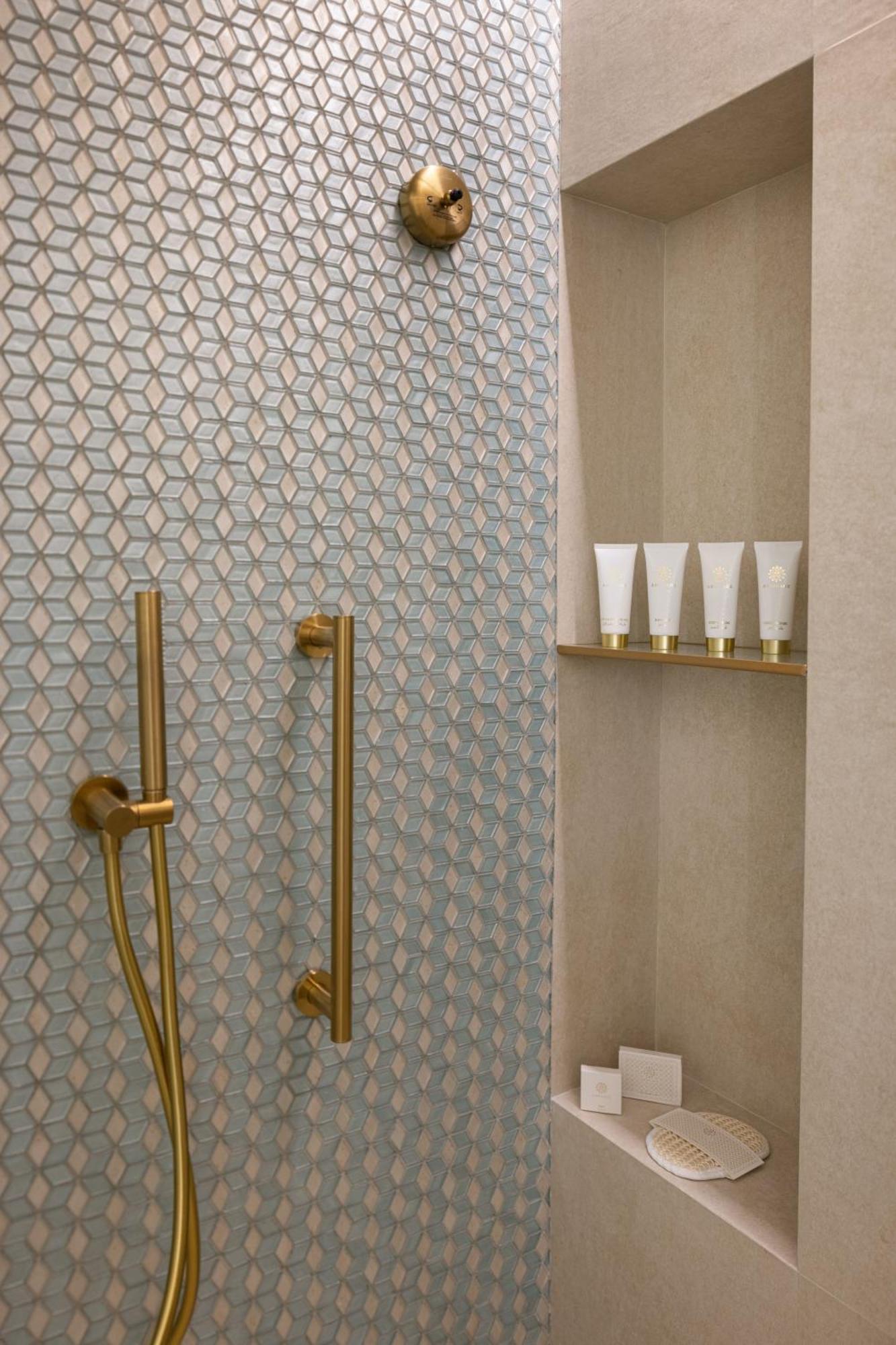 Jumeirah Gulf Of Bahrain マナーマ エクステリア 写真 Showering in a hotel